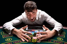 Pemain menikmati taruhan sportsbook dan live casino di pele4d dengan tampilan mobile yang mudah